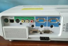 轉(zhuǎn)讓投影儀和筆記本電腦，基本全新，配件齊全